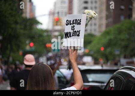 New York, NY, le 2 juin 2020 : une femme tient un silence est signe de violence lors d'une marche de protestation Black Lives Matter Banque D'Images