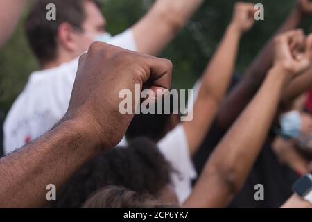 New York, NY, 6 2020 juin : les poings tenus dans les airs à un Black Lives comptent des manifestations Banque D'Images