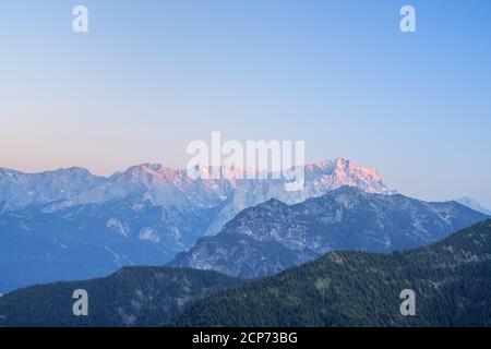 Vue de Laber dans les Alpes d'Ammergau sur les Zugspitze dans les montagnes de Wetterstein, Oberammergau, haute-Bavière, Bavière, sud de l'Allemagne, Banque D'Images