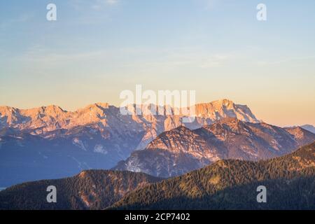 Vue de Laber dans les Alpes d'Ammergau aux montagnes de Wetterstein avec les Zugspitze, Oberammergau, haute-Bavière, Bavière, sud de l'Allemagne, Banque D'Images