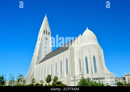 Vue sur la rue de Hallgrímskirkja, église de Reykjavik, capitale de l'Islande Banque D'Images