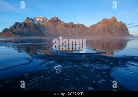 Iceland Mountain Vestrahorn pendant l'heure d'or avant le coucher du soleil en hiver. Banque D'Images