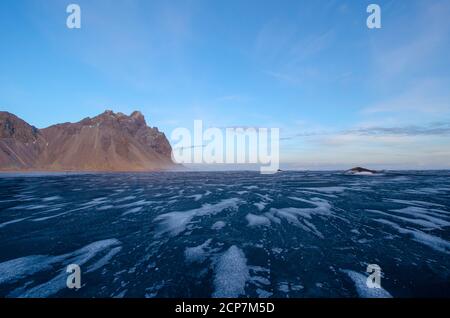 Iceland Mountain Vestrahorn pendant l'heure d'or avant le coucher du soleil en hiver. Banque D'Images