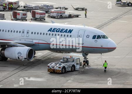 Düsseldorf, Rhénanie-du-Nord-Westphalie, Allemagne - avion DE LA MER ÉGÉE sur le chemin de la piste, aéroport international de Düsseldorf, DUS Banque D'Images