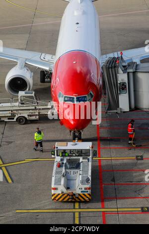 Düsseldorf, Rhénanie-du-Nord-Westphalie, Allemagne - avion-navette aérienne norvégienne stationné à la porte, aéroport international de Düsseldorf, DUS Banque D'Images