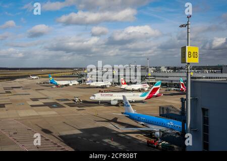 Düsseldorf, Rhénanie-du-Nord-Westphalie, Allemagne - aéroport international de Düsseldorf, DUS, avions de SUISSE, Eurowings et KLM sont au terminal Banque D'Images