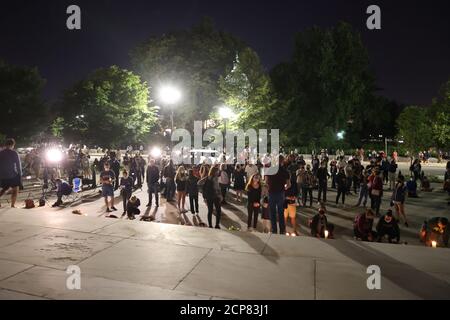 Washington, DC, États-Unis. 18 septembre 2020. Des centaines de personnes se rassemblent à l'extérieur de la Cour suprême pour marquer le décès de la juge Ruth Bader Ginsburg à Washington, DC, le 18 septembre 2020. Crédit : Mpi34/Media Punch/Alamy Live News Banque D'Images