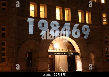 Washington, DC, États-Unis. 18 septembre 2020. Le 19 septembre 2020, les numéros de décès US COVID-18 sont affichés à l'hôtel Trump International à Washington. Crédit : Mpi34/Media Punch/Alamy Live News Banque D'Images