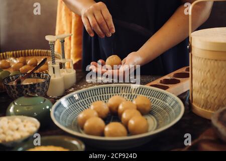 Making Yue Bing, le traditionnel Mooncake chinois pour le festival de la mi-automne Banque D'Images