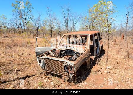 Épave de voiture abandonnée dans l'Outback, East Arnhem Land, territoire du Nord, territoire du Nord, Australie Banque D'Images