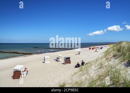 Sur la plage à Ahrenshoop, Fischland-Darß-Zingst, Mecklembourg-Poméranie occidentale, Allemagne, Europe Banque D'Images