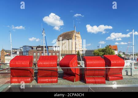 Chaises de plage sur le canal du ferry dans le port de Stralsund, Mecklembourg-Poméranie occidentale, Allemagne Banque D'Images