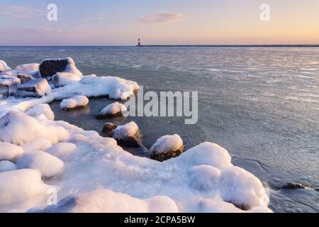 Phare sur la mole est en hiver, Ostseebad Warnemünde, ville hanséatique de Rostock, Mecklembourg, Mecklembourg-Poméranie occidentale, Allemagne du Nord, Banque D'Images