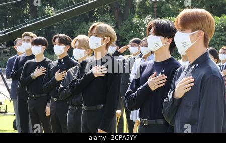 Séoul, Corée du Sud. 19 septembre 2020. Les membres du BTS à l'événement de la Journée de la jeunesse les membres du groupe de garçons de K-pop BTS saluent le drapeau national lors de l'événement inaugural de la Journée de la jeunesse au composé présidentiel Cheong Wa DAE à Séoul le 19 septembre 2020. Crédit : Yonhap/Newcom/Alay Live News