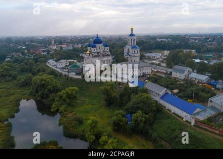 Vue du couvent Svyato-Bogolyubsky sur une matinée d'août nuageux (images aériennes). Bogolyubovo, Russie Banque D'Images