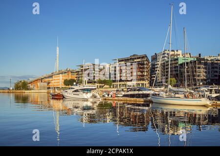 Maisons et bateaux sur l'Oslofjord dans le centre-ville d'Oslo, Nowegen, Scandinavie, Europe du Nord, Europe Banque D'Images