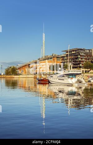 Maisons et bateaux sur l'Oslofjord dans le centre-ville d'Oslo, Nowegen, Scandinavie, Europe du Nord, Europe Banque D'Images