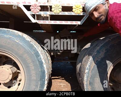 DISTRICT KATNI, INDE - 09 DÉCEMBRE 2019 : un mécanicien automobile indien qui répare un camion à l'atelier en zone ouverte. Banque D'Images