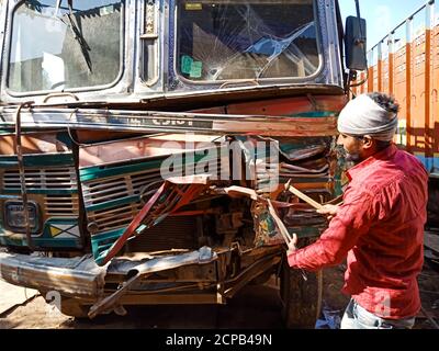 DISTRICT KATNI, INDE - 09 DÉCEMBRE 2019 : un mécanicien de village indien répare la carrosserie accidentelle d'un camion dans un garage à aire ouverte. Banque D'Images