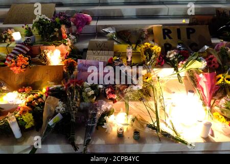 Washington DC, États-Unis. 17 septembre 2020. Des centaines de personnes se sont présentées aux marches de la Cour suprême des États-Unis pour célébrer la vie de la juge associée Ruth Bader Ginsburg. Banque D'Images