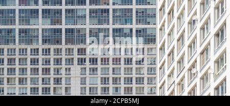 Façades de bâtiments avec de nombreux balcons et fenêtres vitrés. Vue géométrique abstraite d'une partie du nouveau bâtiment résidentiel moderne. Format de bannière. Banque D'Images