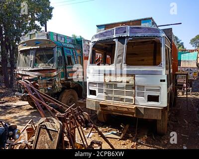 DISTRICT KATNI, INDE - 09 DÉCEMBRE 2019 : travaux de modification des chariots à l'atelier en zone ouverte. Banque D'Images