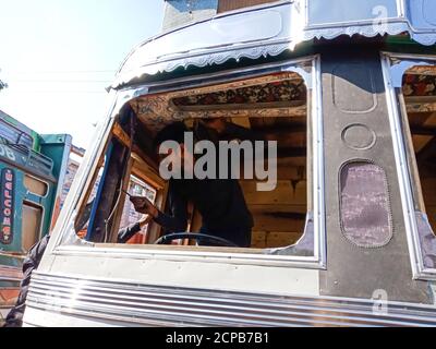 DISTRICT KATNI, INDE - 09 DÉCEMBRE 2019 : une main-d'œuvre automobile indienne modifiant la carrosserie interne de la cabine de camion dans un garage à aire ouverte. Banque D'Images