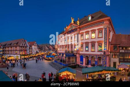 Marché de Noël au crépuscule, Gengenbach, Ortenau, Forêt Noire, Bade-Wurtemberg, Allemagne, Europe Banque D'Images