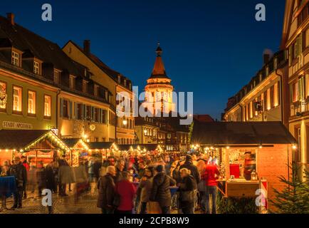 Marché de Noël au crépuscule, Gengenbach, Ortenau, Forêt Noire, Bade-Wurtemberg, Allemagne, Europe Banque D'Images