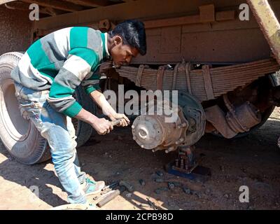 DISTRICT KATNI, INDE - 09 DÉCEMBRE 2019 : une vis d'ouverture de main-d'œuvre automobile indienne dans un atelier en zone ouverte. Banque D'Images