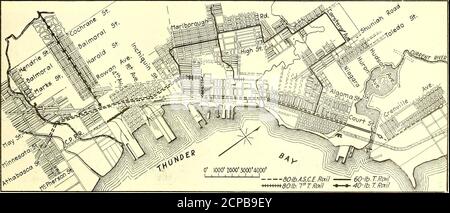 . Journal de chemin de fer électrique . SIÈGE DE LA COMMISSION DES SERVICES PUBLICS OFPORT ARTHUR, VOITURES DE VILLE TYPIQUES EN PREMIER PLAN travaux de hauteur en extérieur, les groupes électrogènes à moteur, et la galerie d'exploitation de 2,200 volts (basse tension). Cette centrale hydraulique a plus de vingt-cinq ans i la centrale électrique actuelle de River a été construite entre 1903 et 1905 et est aujourd'hui en état de première classe. Elle contient quatre générateurs Allis-Chalmers, trois courants de modification et un courant continu, tous directement connectés aux turbines à eau horizontales Jenckes. Les alternateurs sont respectivement de 600 kva, 250 kw et :. E Banque D'Images