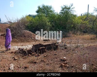 DISTRICT KATNI, INDE - 13 DÉCEMBRE 2019 : travaux de travaux indiens sur le chantier. Banque D'Images