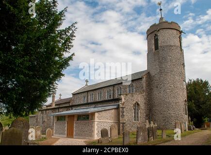 La tour ronde de l'église St Marys à long Stratton, Norfolk, Royaume-Uni Banque D'Images