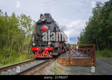 RUSKEALA, RUSSIE - 15 AOÛT 2020 : locomotive à vapeur soviétique LV-0522 et train rétro Ruskealsky Express à l'tablier du Parc de la montagne Ruskeala