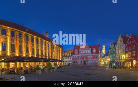 Passage de roue et grande guilde sur la place du marché de Memmingen, Memmingen, Swabia, Ostallgäu, Allgäu, Bavière, sud de l'Allemagne, Allemagne Banque D'Images