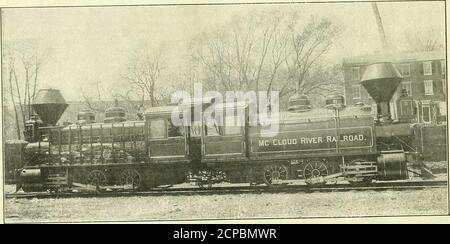 . Train de locomotives : un journal pratique de la force motrice de chemin de fer et du matériel roulant . peut fuir dans l'extrémité avant les calinders ne prennent pas le feu de tout ce qui comesà travers les Flestes. Gardez l'air à l'avant du magasin en juin 1900. Pouces et la route a des pentes abruptes. Les constructeurs garantissent au moteur de transporter 125 tonnes de 2,000 livres en hausse sur un 7-per-cent.grade. Il y a essentiellement deux moteurs, placés bout à bout, la cabine de l'un se prolongeant par-dessus l'autre. Le bois est utilisé pour le carburant, et est transporté dans une crémaillère sur le côté pompier de chaque moteur. L'eau se trouve dans les réservoirs au-dessus des chaudières, chaque réservoir 1,200 Banque D'Images