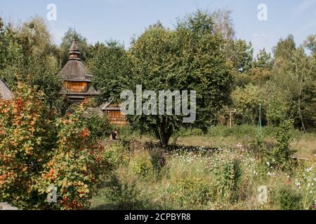 ancienne église en bois dans la forêt Banque D'Images