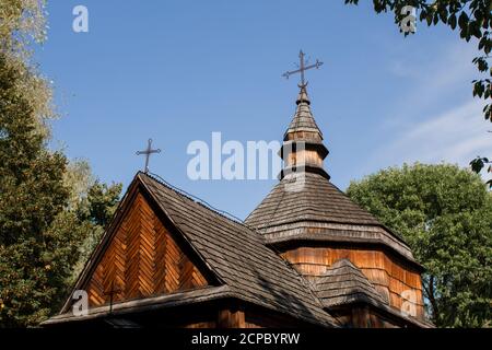 une ancienne église en bois dans la forêt Banque D'Images