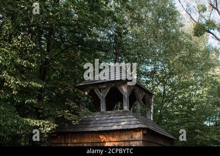 une ancienne église en bois dans la forêt Banque D'Images