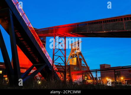 Site du patrimoine mondial de l'UNESCO Zeche Zollverein illuminé dans la soirée, Essen, région de la Ruhr, Rhénanie-du-Nord-Westphalie, Allemagne Banque D'Images