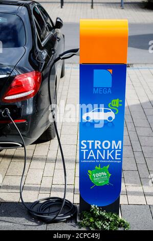 Voiture électrique ravitailleur électrique à une station de charge, Monheim am Rhein, Rhénanie-du-Nord-Westphalie, Allemagne Banque D'Images