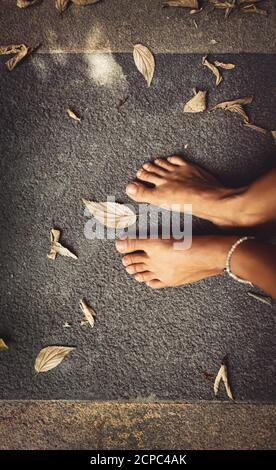 Bienvenue dans le contexte de l'automne. Gros plan concept photo d'un Barefoot femmes pieds et feuilles sèches. Thème de la saison d'automne. L'été est terminé. Banque D'Images