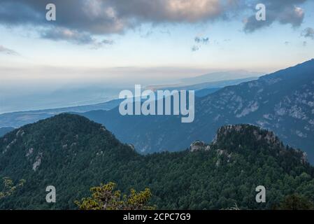 Vue depuis la montagne de l'Olympe avec la forêt, la gorge d'Enipeas et la côte de Pieria Banque D'Images