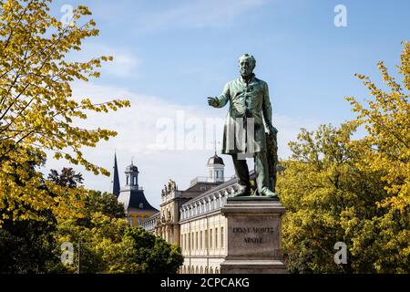 Bonn, Rhénanie-du-Nord-Westphalie, Allemagne - le monument Ernst Moritz Arndt sur les anciennes coutumes sur les rives du Rhin, derrière le bâtiment de l'Egyptien Banque D'Images