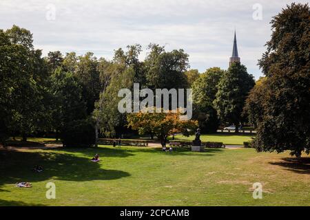 Bonn, Rhénanie-du-Nord-Westphalie, Allemagne - Stadtgarten am Rheinufer am alten Zoll, à l'arrière de la Kreuzkirche. Banque D'Images