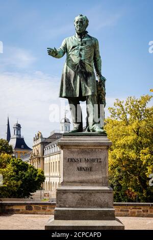 Bonn, Rhénanie-du-Nord-Westphalie, Allemagne - le monument Ernst Moritz Arndt sur les anciennes coutumes sur les rives du Rhin, derrière le bâtiment de l'Egyptien Banque D'Images