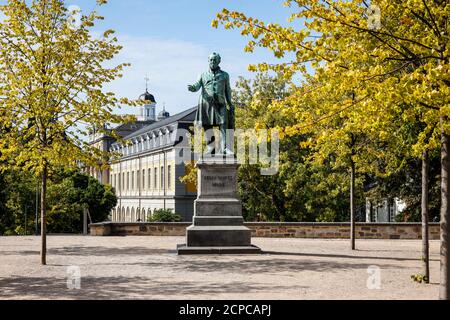 Bonn, Rhénanie-du-Nord-Westphalie, Allemagne - le monument Ernst Moritz Arndt sur les anciennes coutumes sur les rives du Rhin, derrière le bâtiment de l'Egyptien Banque D'Images