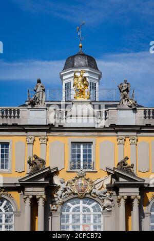 Bonn, Rhénanie-du-Nord-Westphalie, Allemagne - le Koblenzer Tor ou Michaelstor fait partie du Palais électoral, ici avec les armoiries de Clemens Banque D'Images