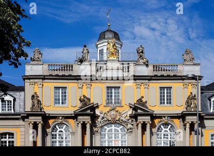 Bonn, Rhénanie-du-Nord-Westphalie, Allemagne - le Koblenzer Tor ou Michaelstor fait partie du Palais électoral, ici avec les armoiries de Clemens Banque D'Images