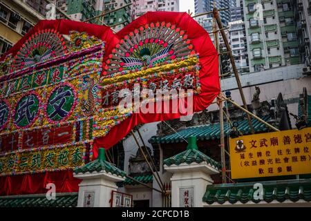 Tradition et modernité, toit du Temple Man Mo, Hollywood Rd, Sheung WAN, Hong Kong Banque D'Images